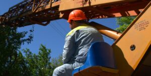 Енергетики повернули світло у два селища під Запоріжжям, які були знеструмлені три доби через російські обстріли