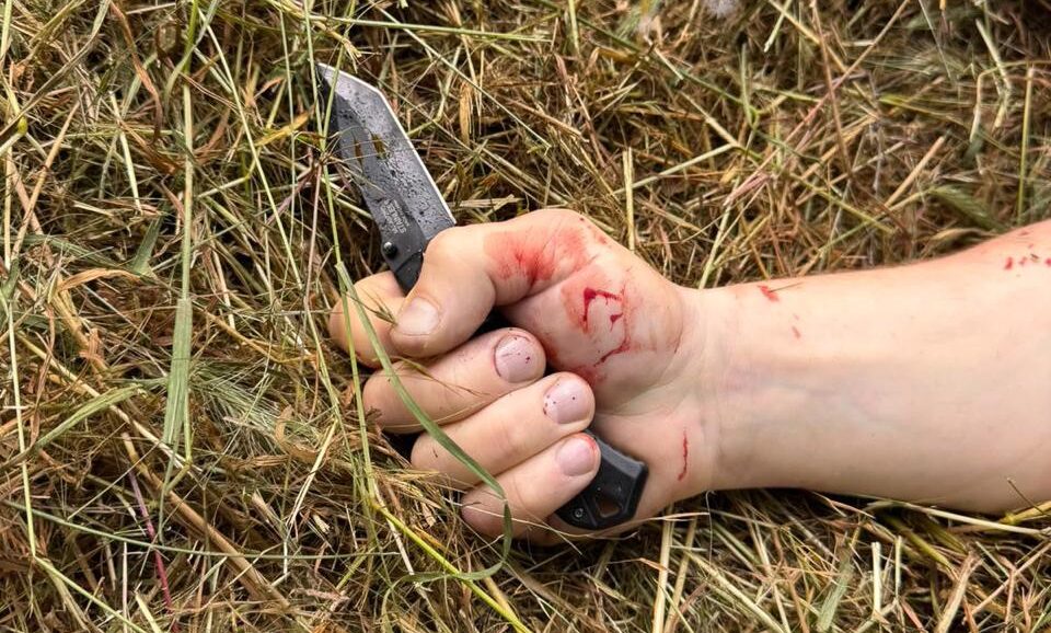 Під час обшуку чоловік напав на поліцейських з ножем: в запорізькій поліції повідомили подробиці події, — ФОТО, ВІДЕО
