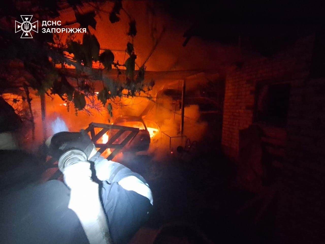 Палала надвірна споруда та машина через ворожі обстріли Запорізького району