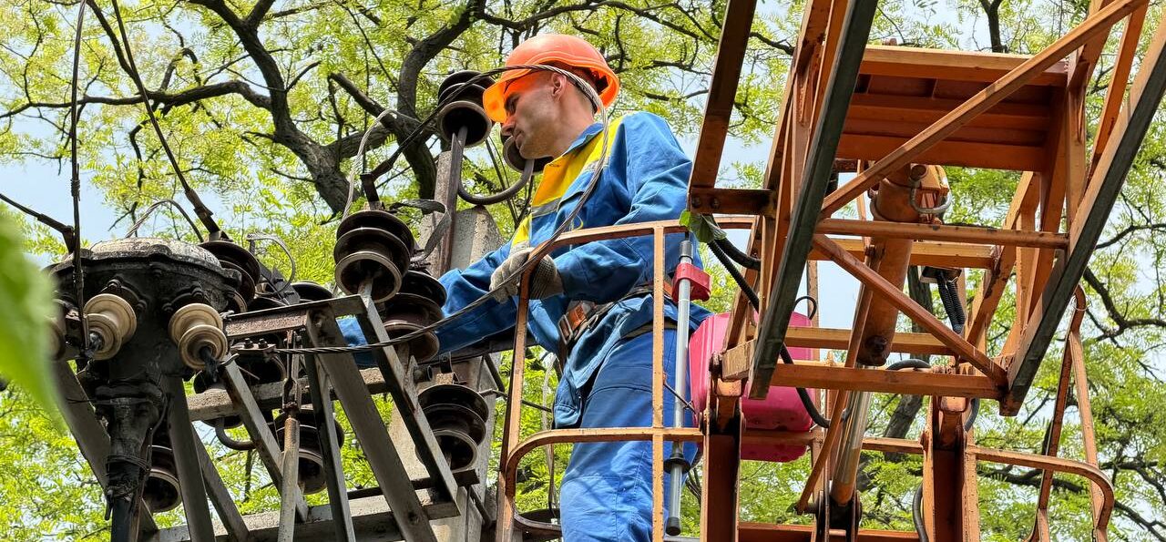 Міни-пелюстки, всюдихід та військовий супровід: як сьогодні повертали світло у прифронтові зони Запорізької області