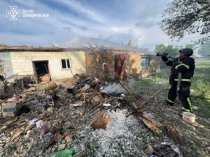 У передмісті Запоріжжя палав будинок та авто через російські обстріли, — ФОТО