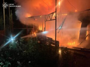Горіли будинки, надвірні споруди та покрівлі внаслідок російських ударів по Запоріжжю, — ФОТО