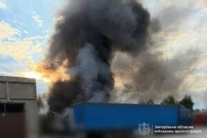 Повреждены СТО и АЗС, горели машины на стоянке в результате российских ударов по Запорожью, — ФОТО