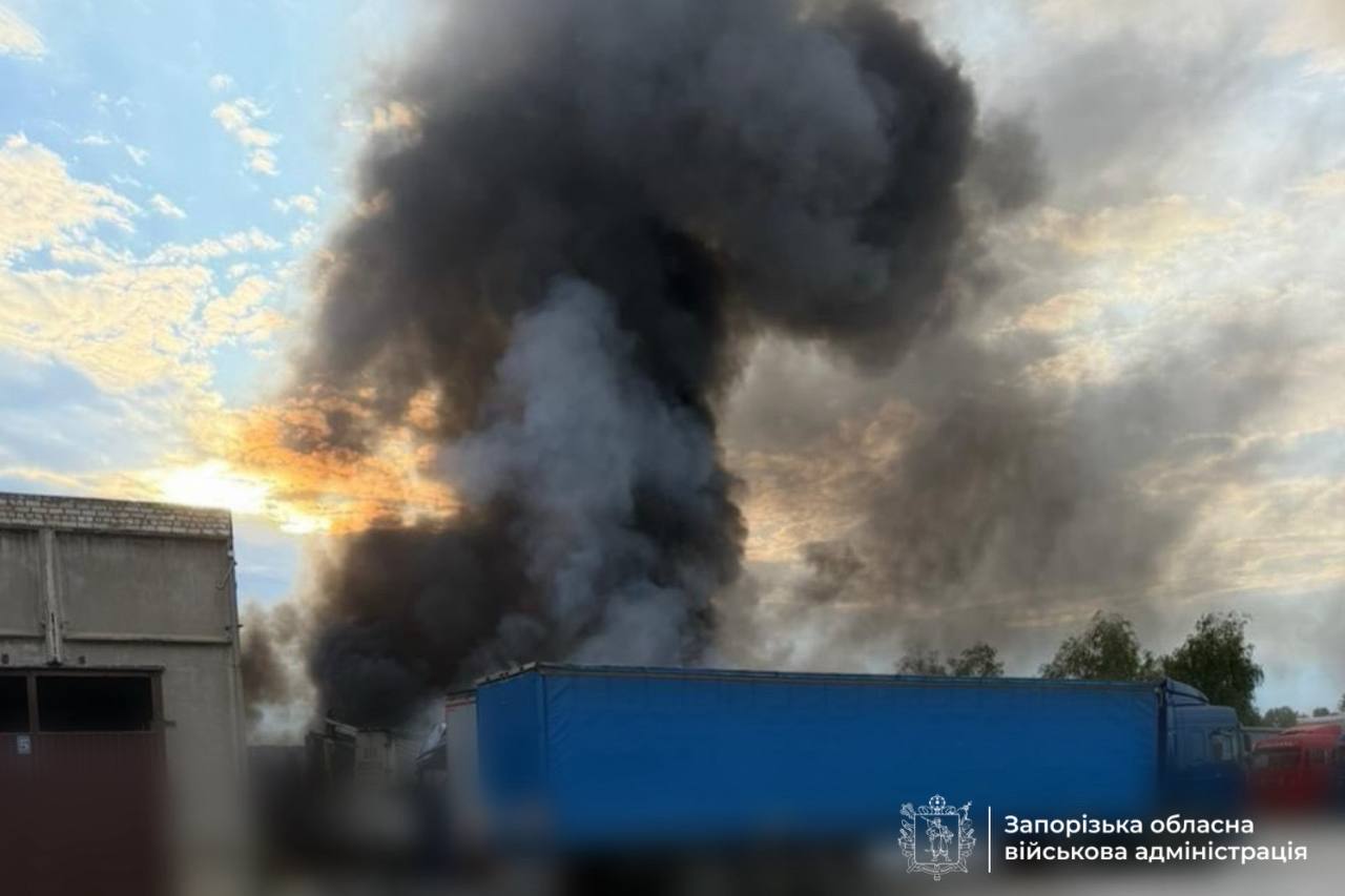 Повреждены СТО и АЗС, горели машины на стоянке в результате российских ударов по Запорожью, — ФОТО
