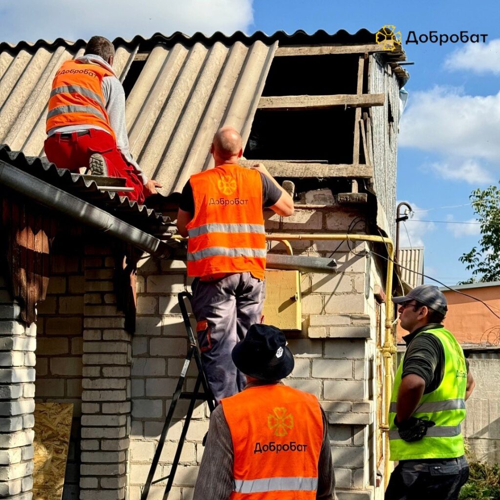 Волонтери запорізького осередку добровольчого будівельного батальйону «Добробат» під час відбудови