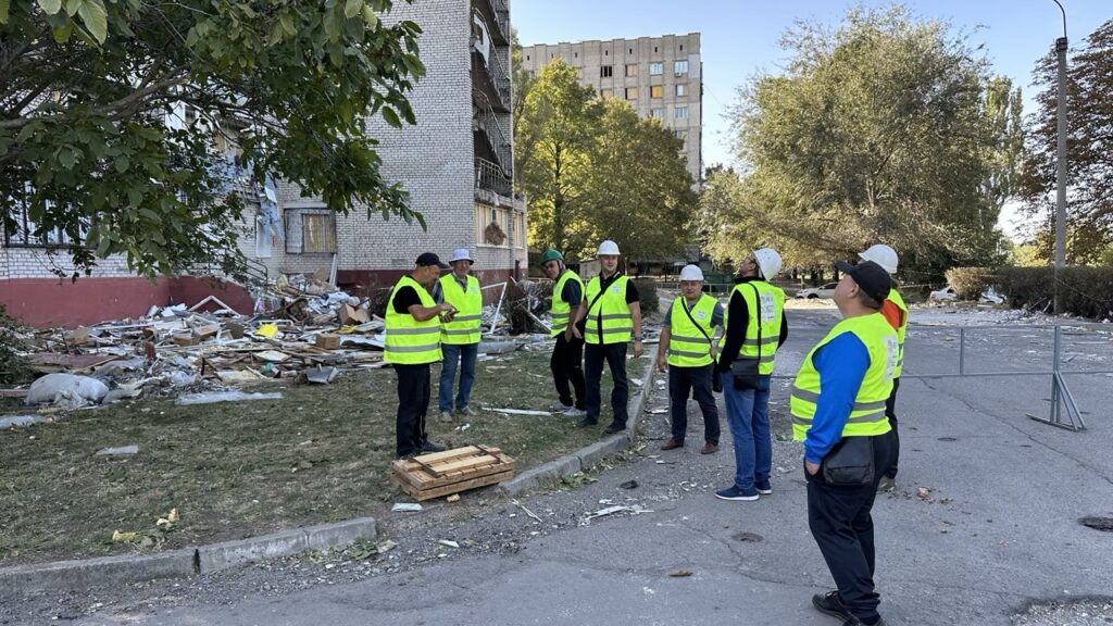 Волонтери запорізького осередку добровольчого будівельного батальйону «Добробат» під час відбудови