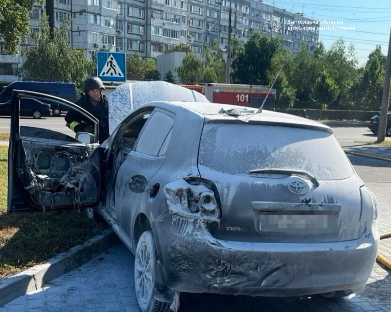 Ворог вдарив по АЗС в Запоріжжі: згоріли дві машини, — ФОТО