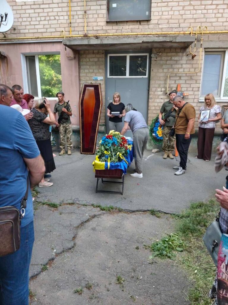 У Вільнянську попрощались з полеглим захисником Артемом Ткачовим, — ФОТО