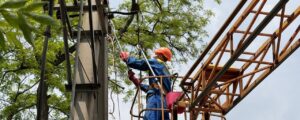 Через вчорашні російські удари у Запоріжжі та кількох населених пунктах області зникало світло: енергетики заживили понад семи тисяч абонентів