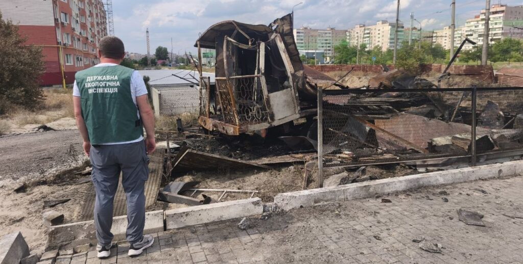 Ранковий удар по Запоріжжю 25 червня: екологи показали наслідки обстрілу Космічного района, — ФОТО