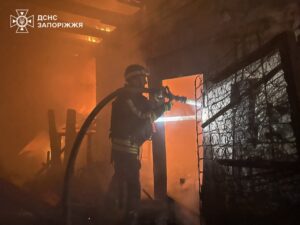 Один будинок частково зруйновано та ще декілька пошкоджено: кількість поранених в результаті нічної атаки Запоріжжя зросла до трьох, — ФОТО, ВІДЕО