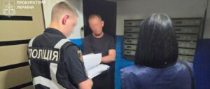 Запорожского экс-чиновника подозревают в растрате почти полумиллиона бюджетных средств на закупке табличек для укрытий