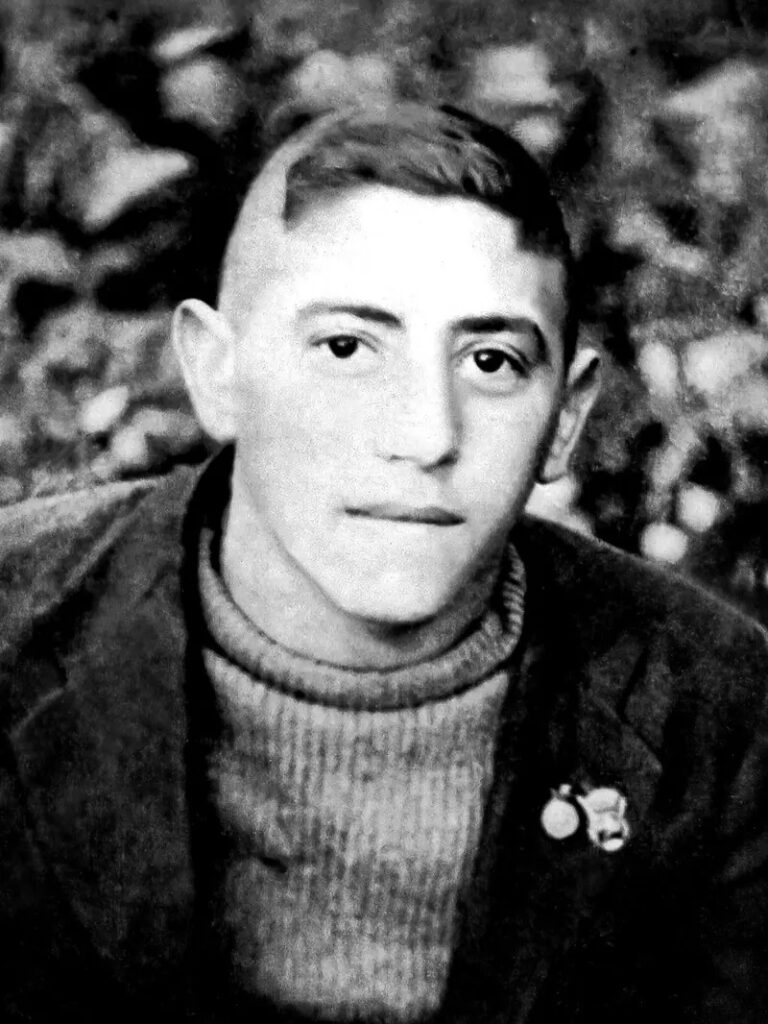 Портрет Якова Пункіна в юності, зроблений орієнтовно наприкінці 1930-х або на самому початку 1940-х років. 