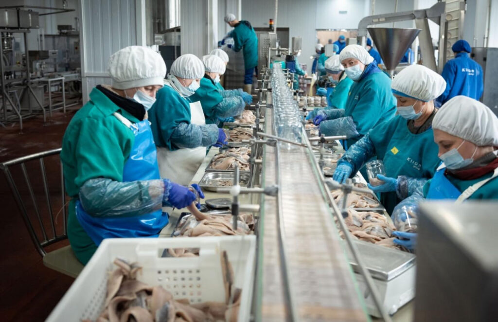 Veladis є одним із провідних виробників риби та морепродуктів в Україні та представляє свою продукцію на міжнародному ринку. 