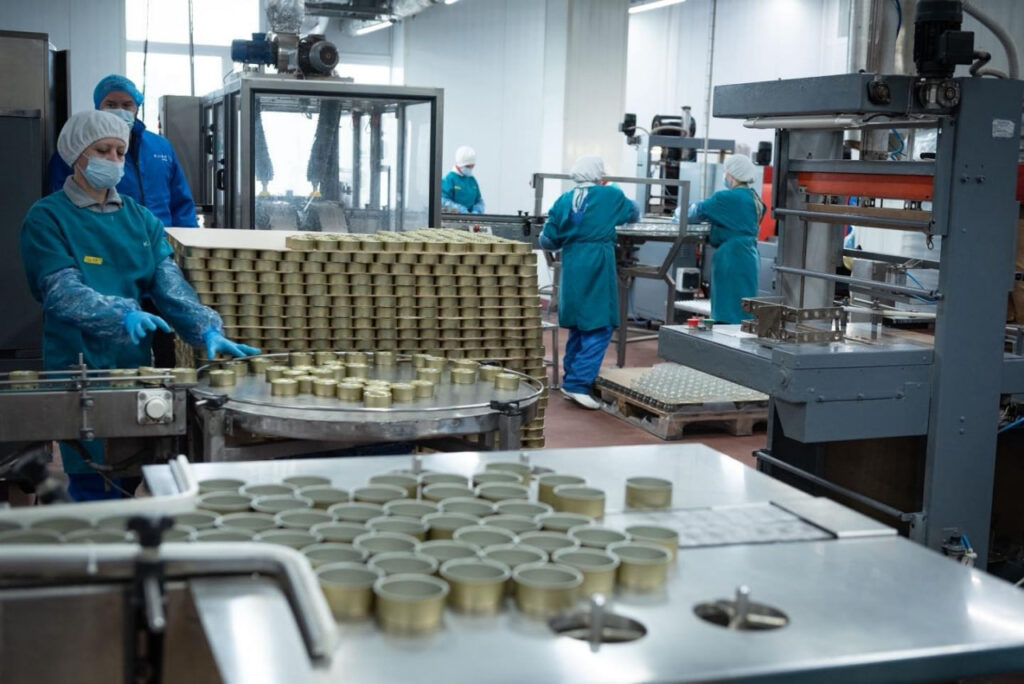 Veladis є одним із провідних виробників риби та морепродуктів в Україні та представляє свою продукцію на міжнародному ринку. 