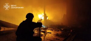 Горів резервуар з газом та адмінбудівля в результаті російської атаки Запоріжжя, — ФОТО