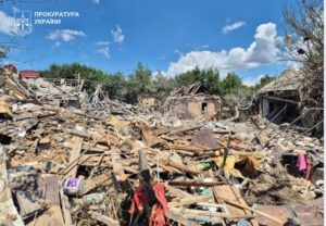 Одна людина загинула, 15 поранено та ще двоє вважаються зниклими: правоохоронці розслідують авіаудар по Запоріжжю як воєнний злочин