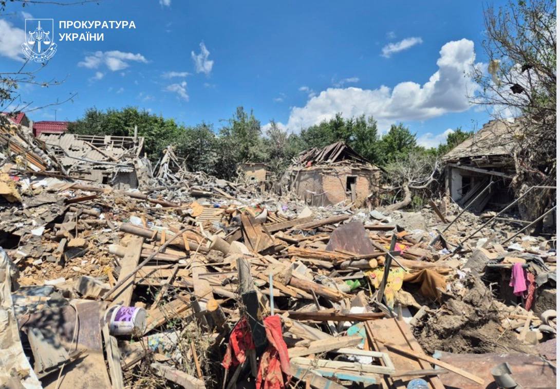Одна людина загинула, 15 поранено та ще двоє вважаються зниклими: правоохоронці розслідують авіаудар по Запоріжжю як воєнний злочин, — ФОТО