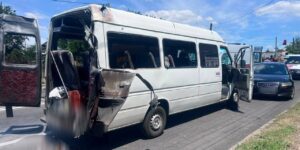 У Запоріжжі російський безпілотник атакував маршрутку: є загиблі та поранені, — ФОТО, ВІДЕО
