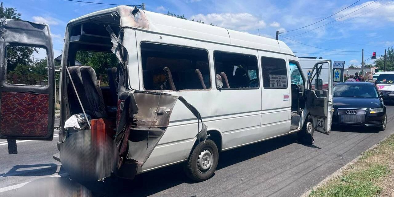 У Запоріжжі російський безпілотник атакував маршрутку: є загиблі та поранені, — ФОТО, ВІДЕО
