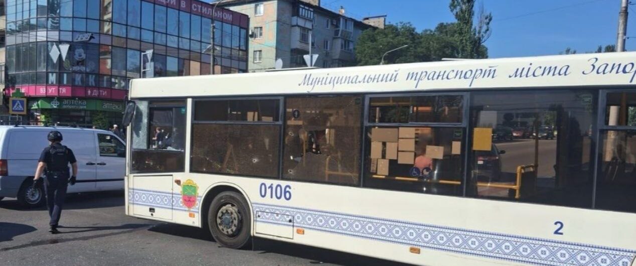 У Запоріжжі дрон вибухнув біля автобуса: поранні пасажири, — ФОТО, ВІДЕО