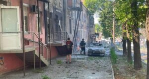 Ранкові вибухи у Запоріжжі: є постраждалі, через удар сталася пожежа у будівлі, — ФОТО, ВІДЕО