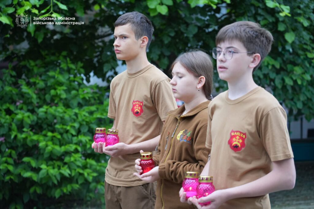 Дзвіночки замість голосів: у Запоріжжі вшанували пам’ять дітей, життя яких забрала війна (ФОТО, ВІДЕО)