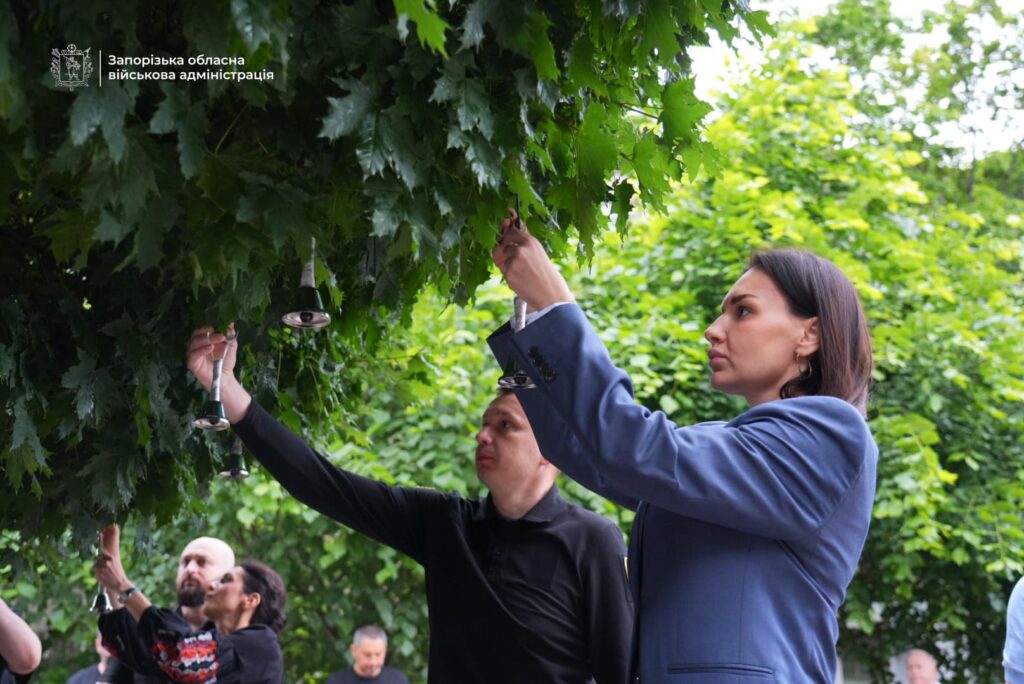 Дзвіночки замість голосів: у Запоріжжі вшанували пам’ять дітей, життя яких забрала війна (ФОТО, ВІДЕО)