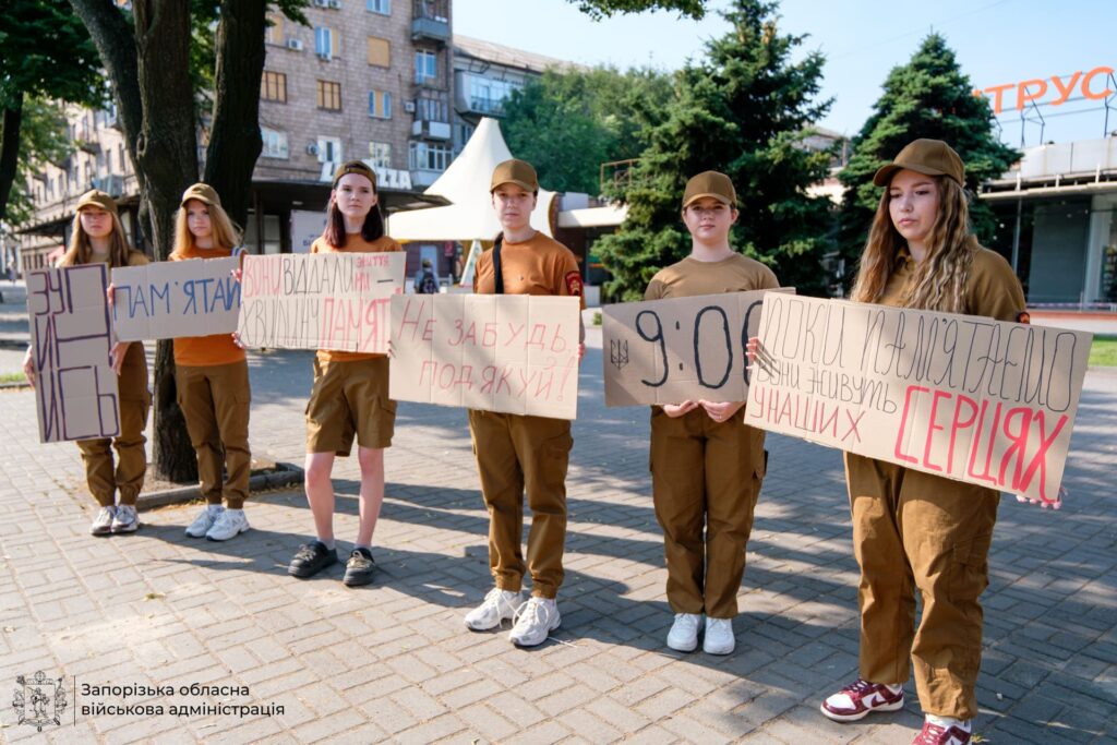 «Вшануй. Зупинись»: в Запоріжжі продовжується молодіжна акція пам’яті (ФОТО, ВІДЕО)