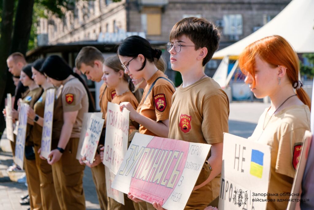 «Вшануй. Зупинись»: в Запоріжжі продовжується молодіжна акція пам’яті (ФОТО, ВІДЕО)