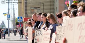 «Зупинись. Вшануй»: у Запоріжжі молодь долучилася до загальнонаціональної хвилини мовчання, — ФОТО, ВІДЕО