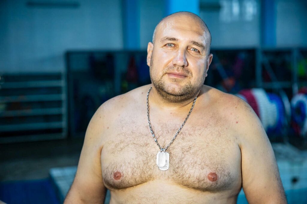 Ветеран війни Михайло Прокудін вже більш як пів року відвідує тренування з плавання в межах проєкту «Вільні хвилі» з реабілітації ветеранів та діючих військових.
