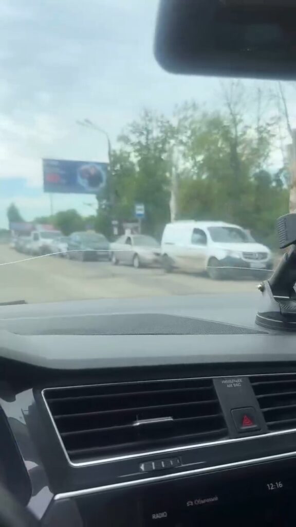 Черги за пальним у тимчасово окупованому Мелітополі Запорізької області в червні 2026 року