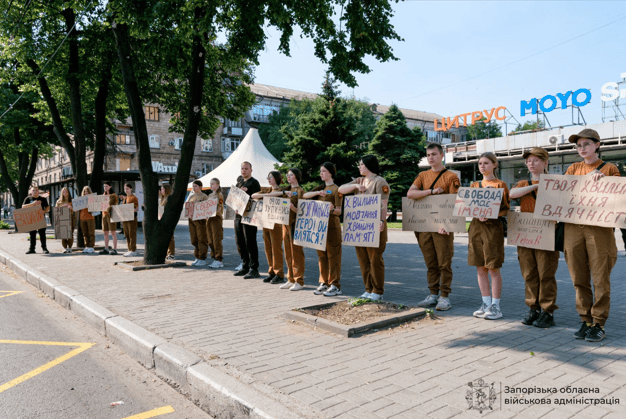 «Вшануй. Зупинись»: в Запоріжжі продовжується молодіжна акція пам’яті (ФОТО, ВІДЕО)
