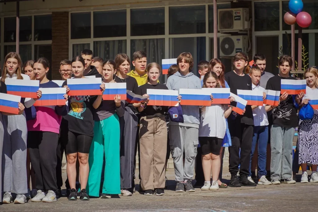 Відкриття першої зміни в дитячому таборі «Червона гвоздика» в окупованому Бердянську, який Росія оголосила філією міжнародного дитячого центру «Артек».