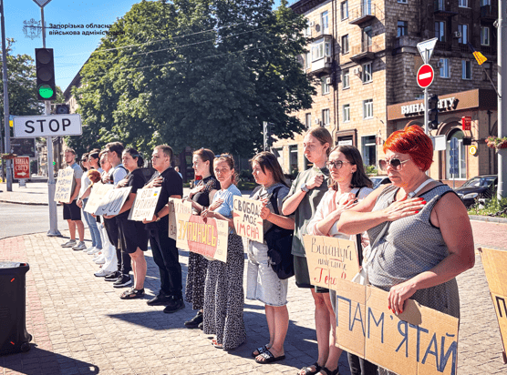 Вдячність та пам'ять: запорізька молодь вчергове провела акцію «Вшануй. Зупинись» (ФОТО, ВІДЕО)