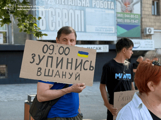 Молодіжні активісти, спортсмени та тренери: запоріжці знову вийшли на акцію «Зупинись. Вшануй» (ФОТО, ВІДЕО)