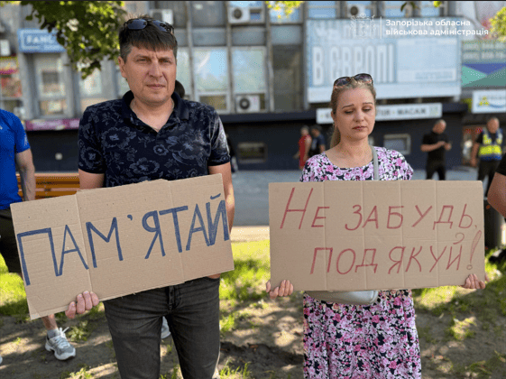 Молодіжні активісти, спортсмени та тренери: запоріжці знову вийшли на акцію «Зупинись. Вшануй» (ФОТО, ВІДЕО)