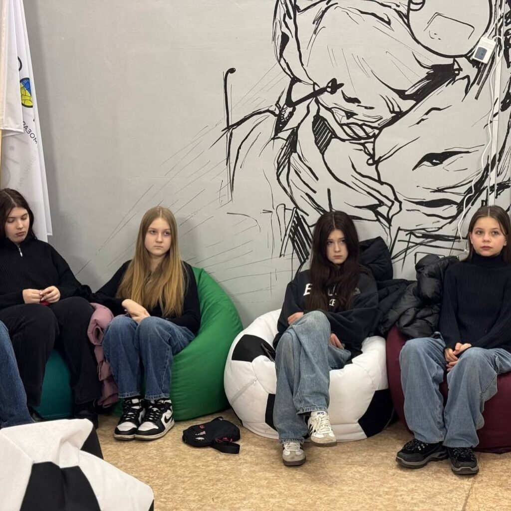 Представники ГО «Разом.UA» проводять зустрічі зі школярами, розповідають про військову службу, національний спротив і знайомлять молодь із сучасним спорядженням.
