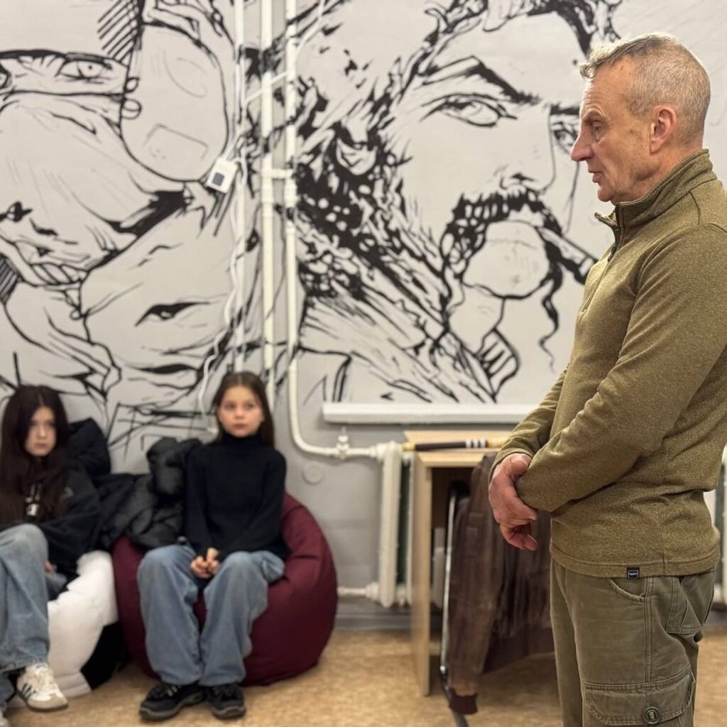 Представники ГО «Разом.UA» проводять зустрічі зі школярами, розповідають про військову службу, національний спротив і знайомлять молодь із сучасним спорядженням.
