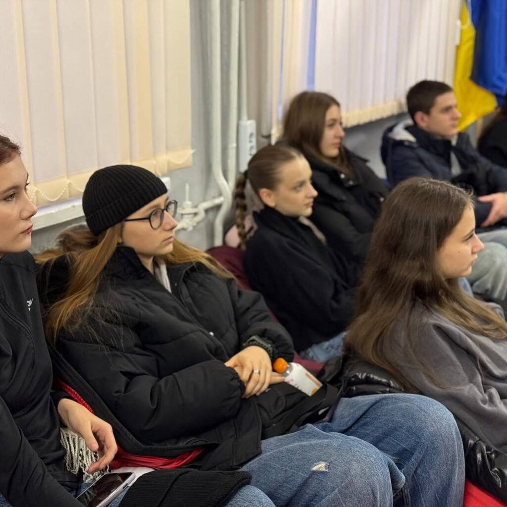 Представники ГО «Разом.UA» проводять зустрічі зі школярами, розповідають про військову службу, національний спротив і знайомлять молодь із сучасним спорядженням.