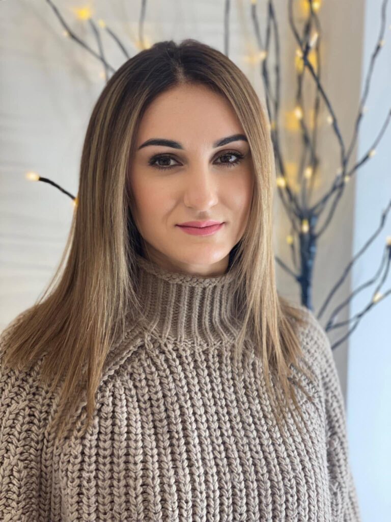 Щоб допомагати власній дитині, Маргарита Кімс здобула освіту спеціальної психологині та логопедині-дефектологині.