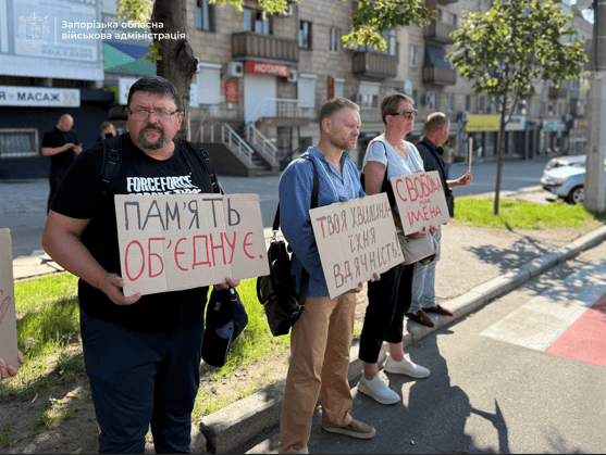 Молодіжні активісти, спортсмени та тренери: запоріжці знову вийшли на акцію «Зупинись. Вшануй» (ФОТО, ВІДЕО)