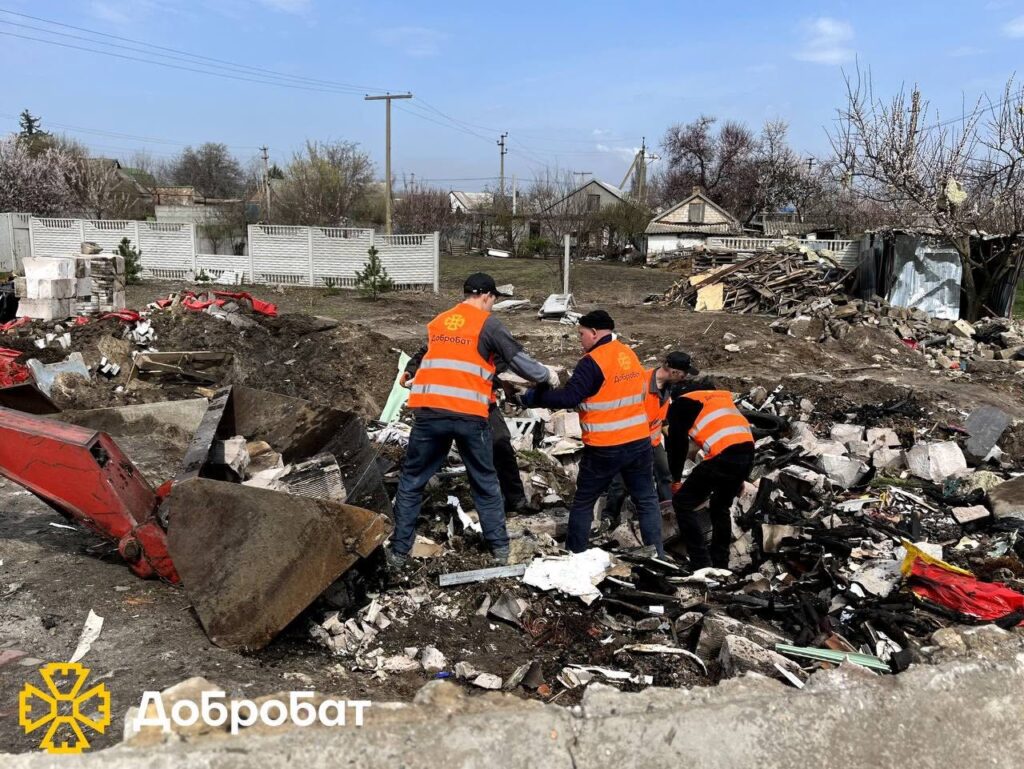 Команда запорізького осередку добровольчого будівельного батальйону «Добробат» під час відновлювальних робіт у Запоріжжі.