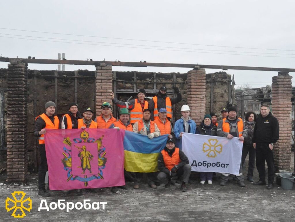 Команда запорізького осередку добровольчого будівельного батальйону «Добробат» під час відновлювальних робіт у Запоріжжі.