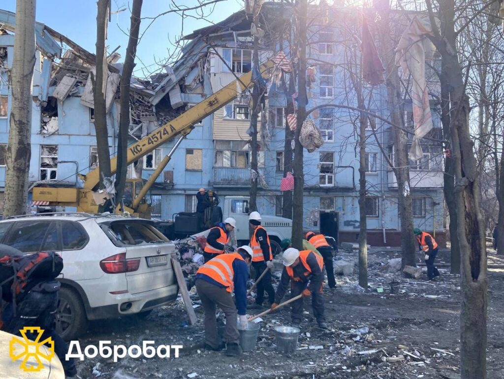Команда запорізького осередку добровольчого будівельного батальйону «Добробат» під час відновлювальних робіт у Запоріжжі.