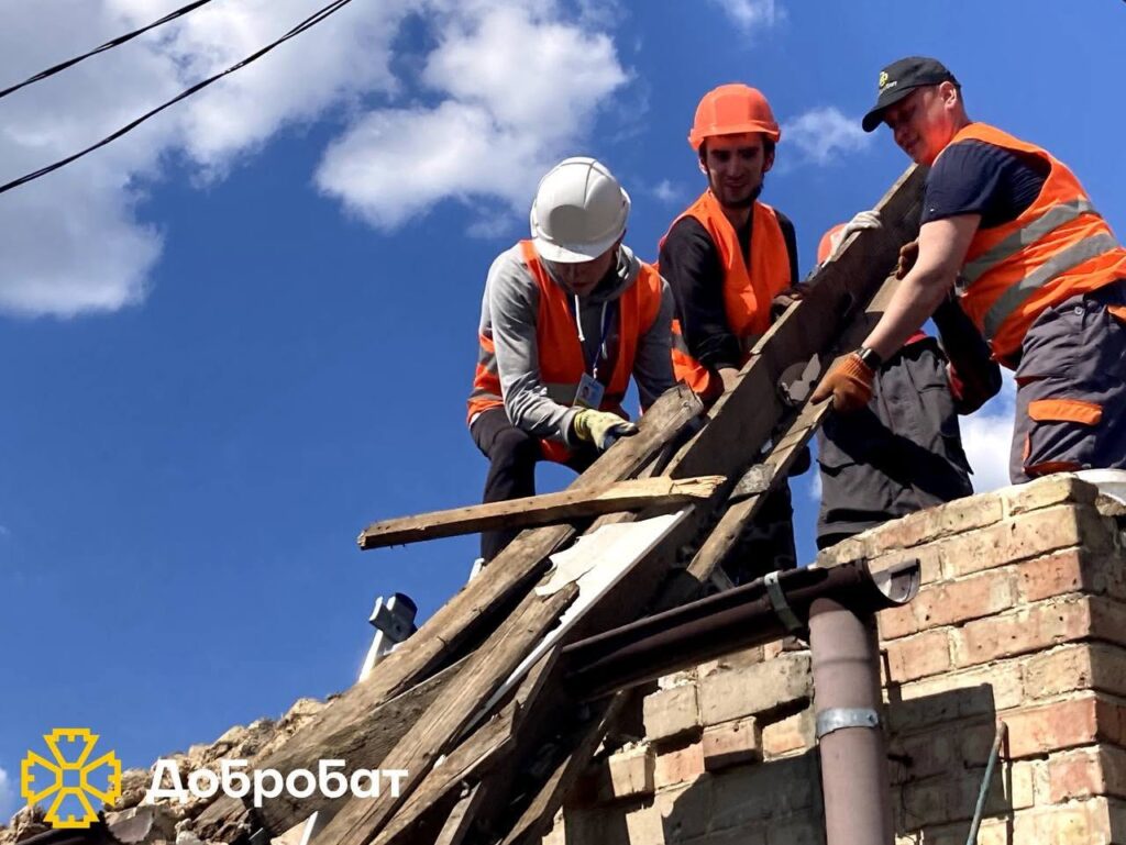 Команда запорізького осередку добровольчого будівельного батальйону «Добробат» під час відновлювальних робіт у Запоріжжі.