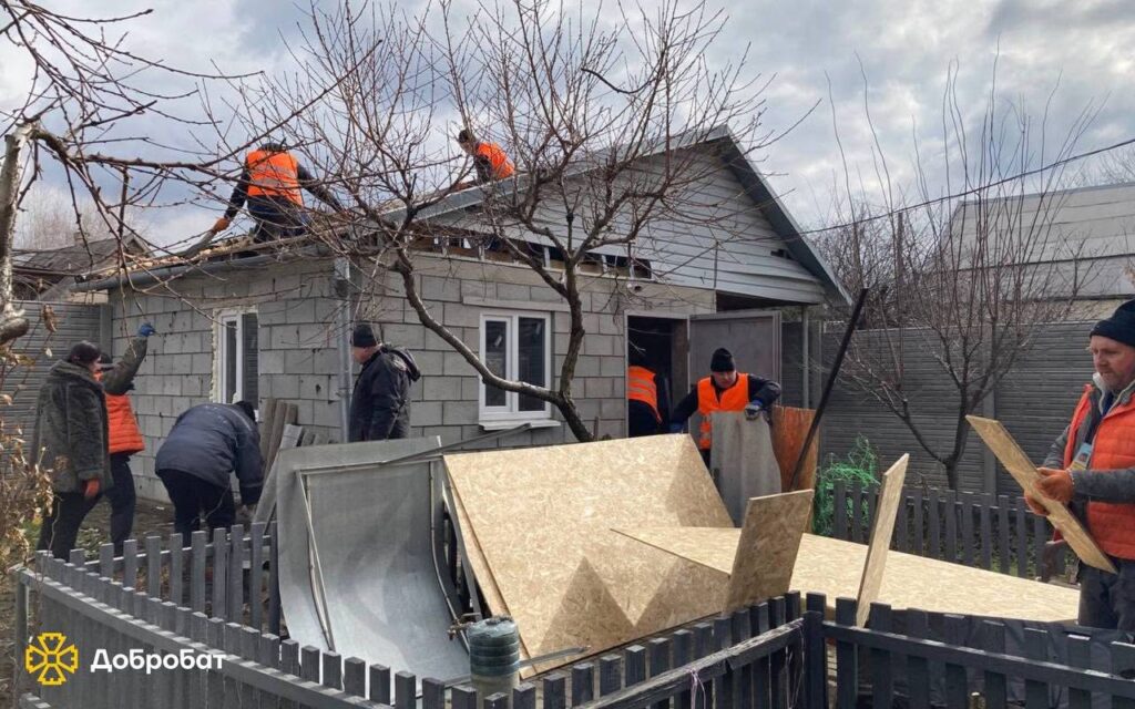 Команда запорізького осередку добровольчого будівельного батальйону «Добробат» під час відновлювальних робіт у Запоріжжі.