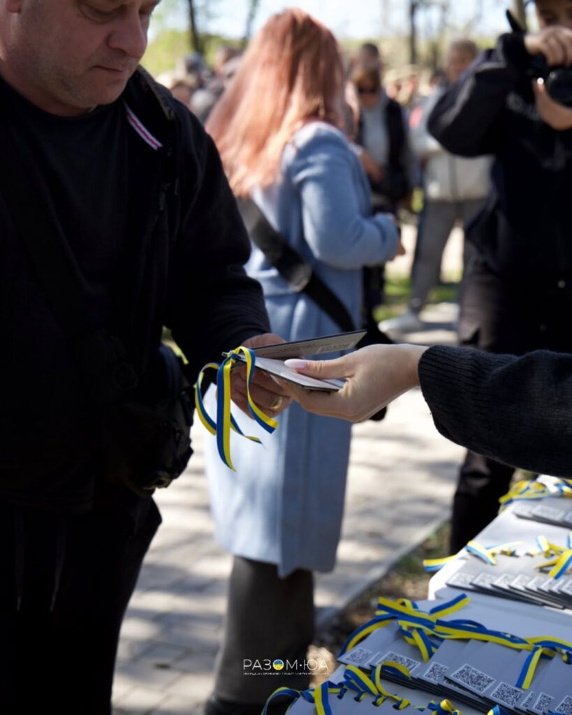 «Парк Честі» на Хортиці заснували навесні 2025 року. На території площею шість гектарів уже висадили 550 дерев на честь загиблих захисників і захисниць України.