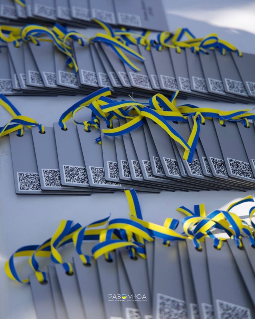 «Парк Честі» на Хортиці заснували навесні 2025 року. На території площею шість гектарів уже висадили 550 дерев на честь загиблих захисників і захисниць України.